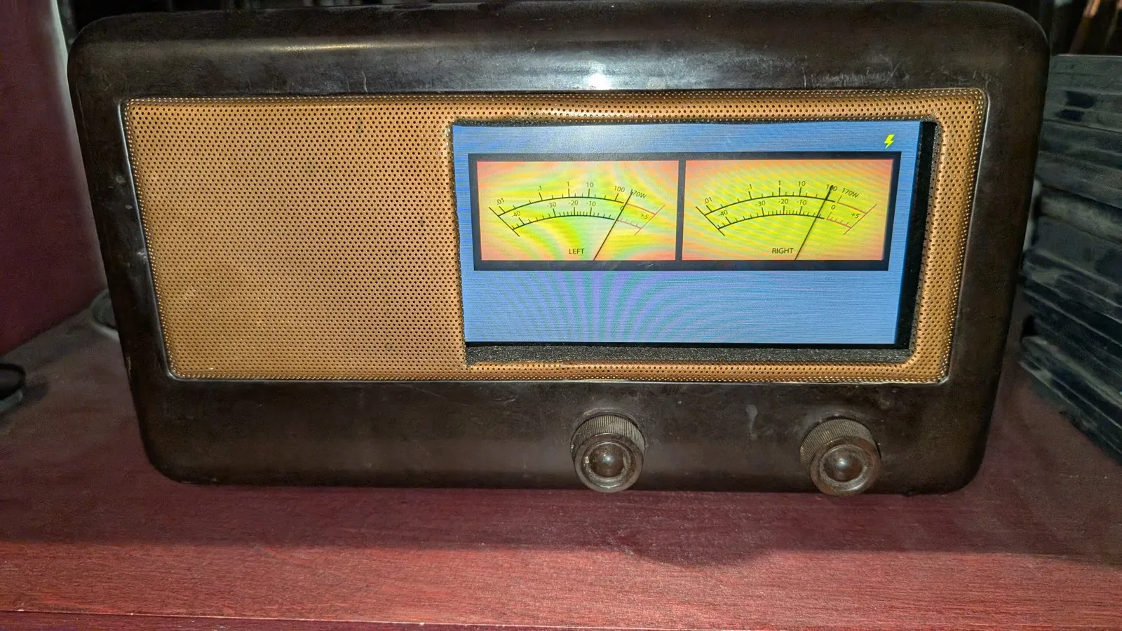 Radio in bachelite marrone con uno schermo che mostra due VU meter
