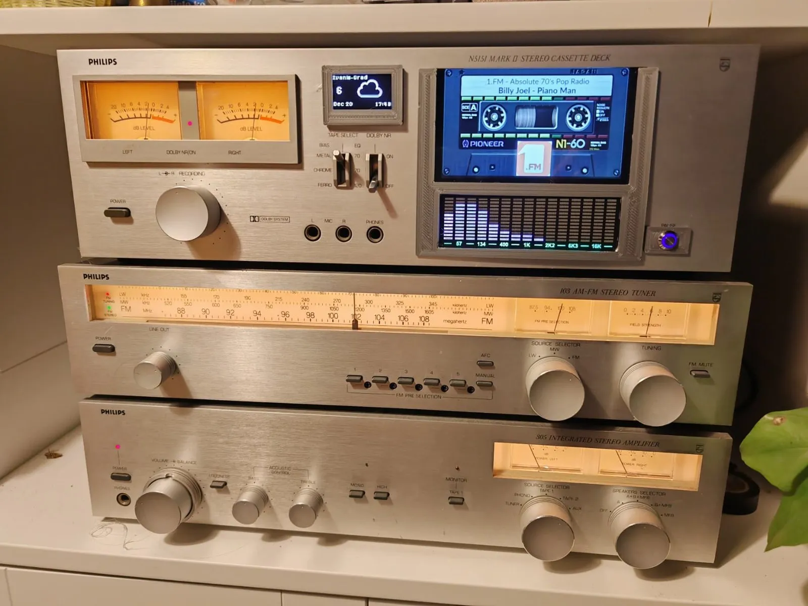 Impianto hi-fi Philips vintage argentato, con uno schermo a colori nella piastra a cassette