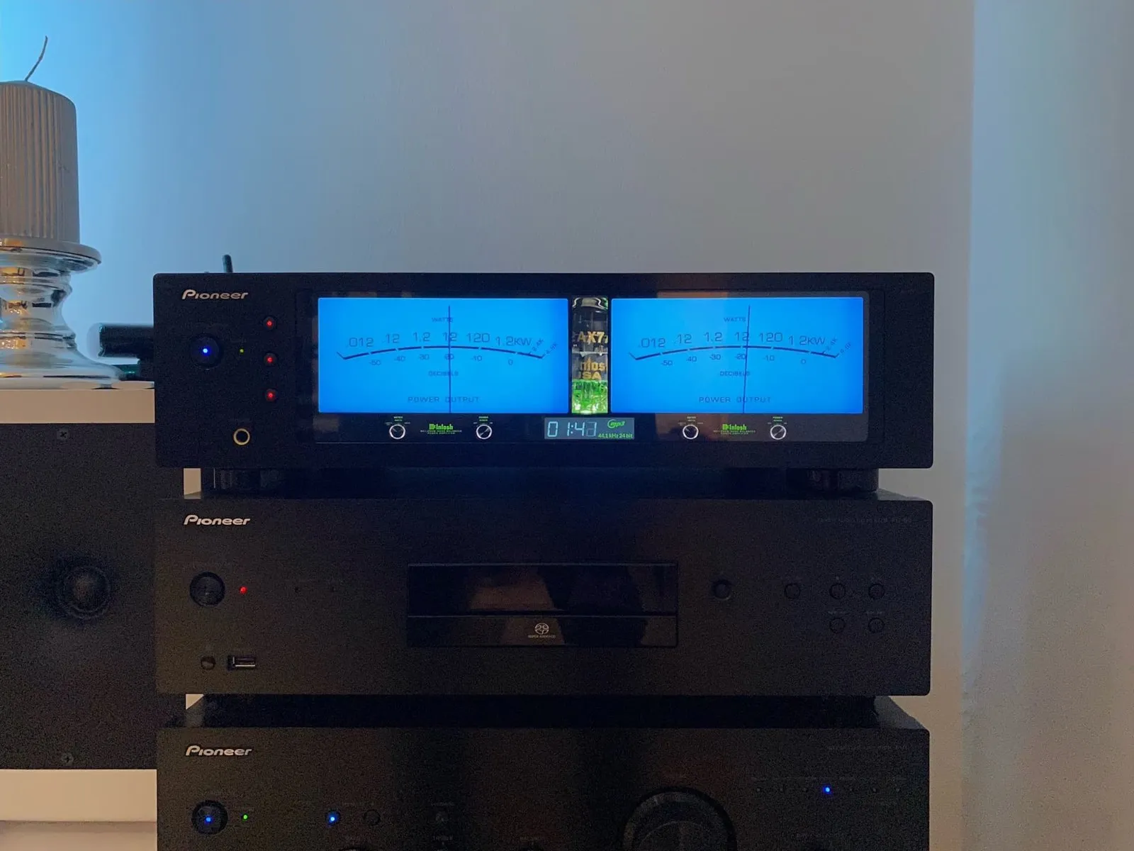 Apparecchio Pioneer nero con due VU meter blu su un ampio schermo