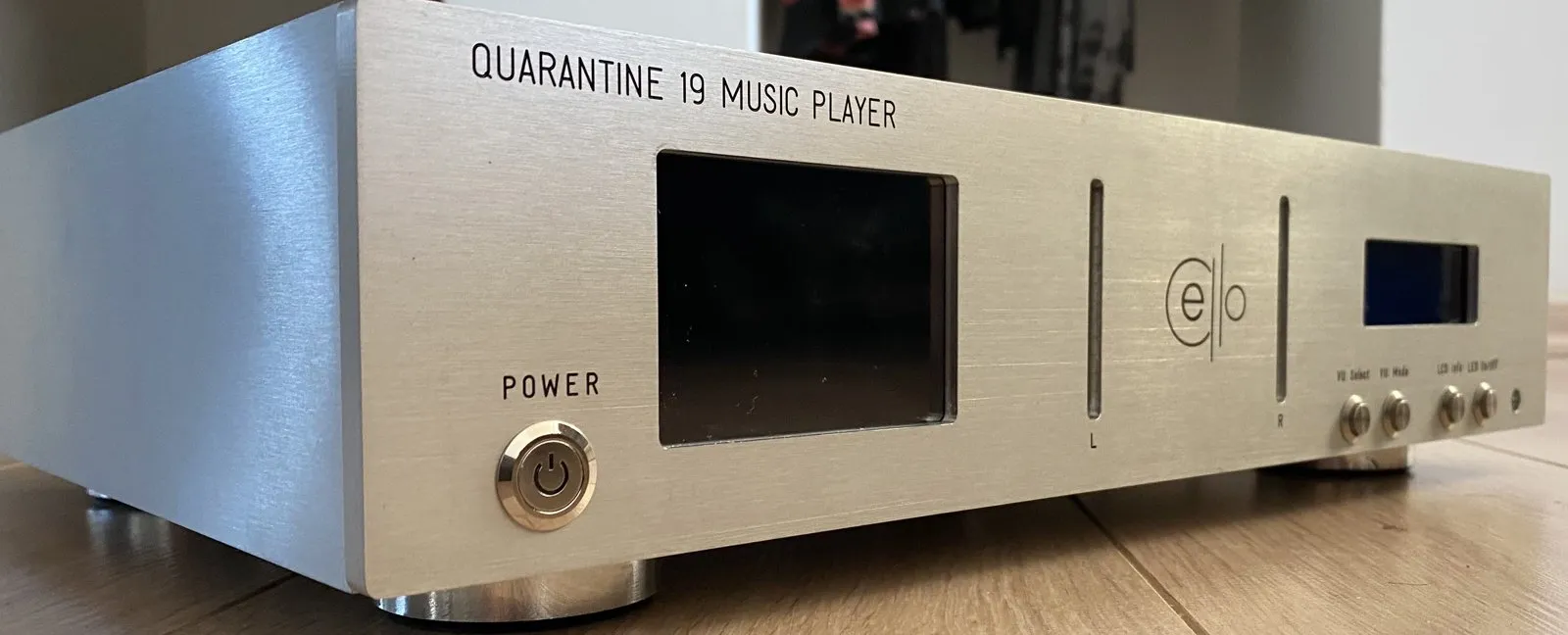 Lettore hi-fi argentato con schermo a colori e display di testo blu