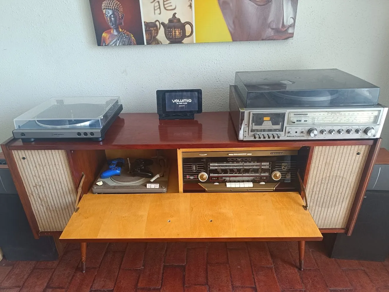Mobile radiogrammofono in legno aperto, con giradischi e un piccolo schermo sopra