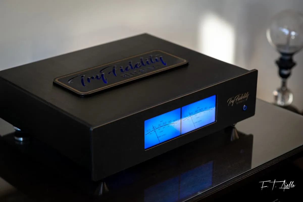 Streamer nero con uno schermo blu luminoso e un logo illuminato sulla parte superiore