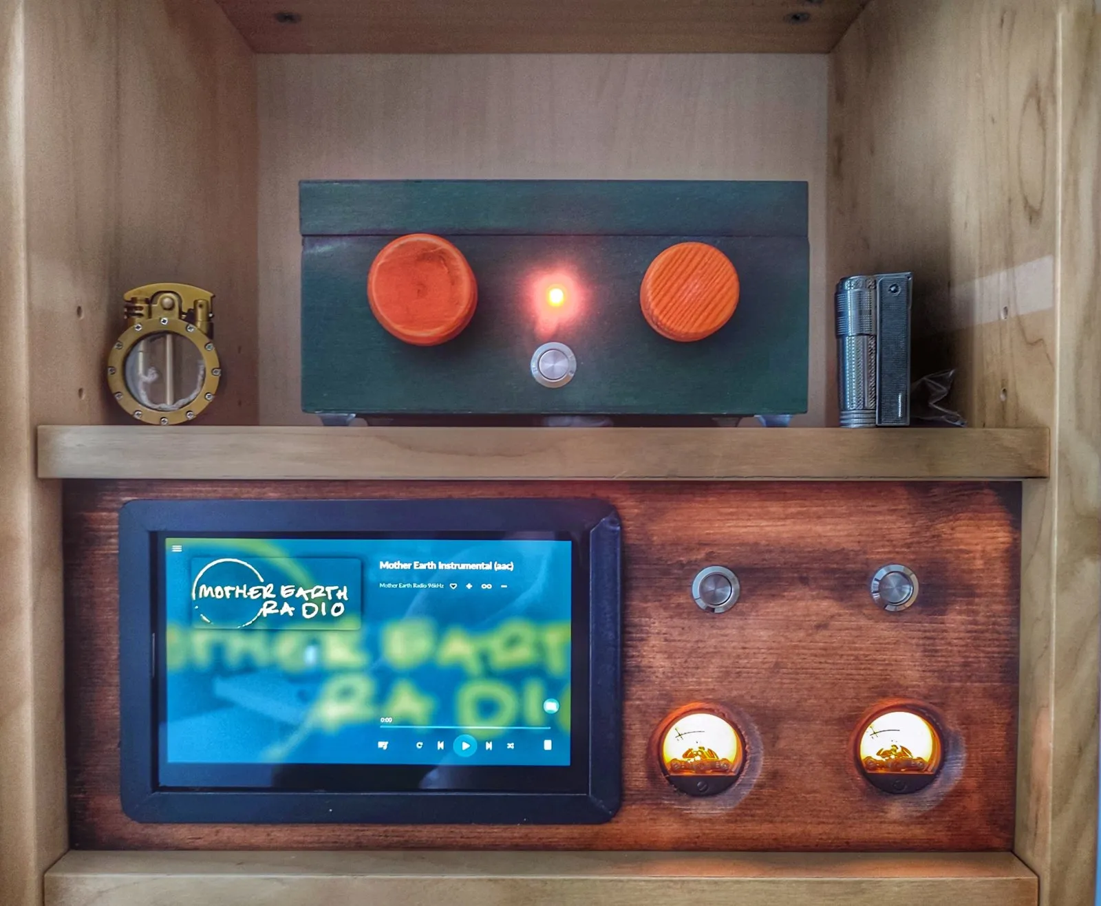 Mobile in legno con touchscreen e due VU meter illuminati